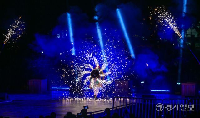 2025 수원연극축제 마지막 날인 18일 오후 수원특례시 권선구 경기상상캠퍼스에서 마지막 공연인 예술불꽃화랑의 '불의 정원'이 멋진 폭죽과 함께 이틀간의 축제를 마무리하고 있다. 윤원규기자