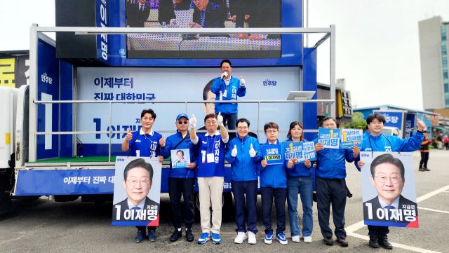 민주당 인천시당 선대위 관계자들이 최근 계양구에서 이재명 후보의 지지를 호소하며 선거운동을 하고 있다. 시당 제공