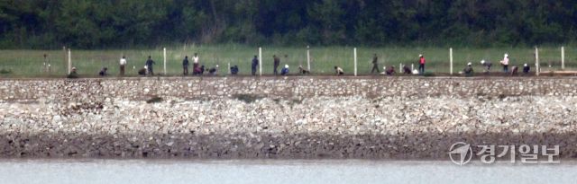 18일 인천 강화군 강화평화전망대에서 바라본 북한 황해도 개풍군에서 북한 주민들이 철책 인근에서 작업하고 있다. 조병석기자