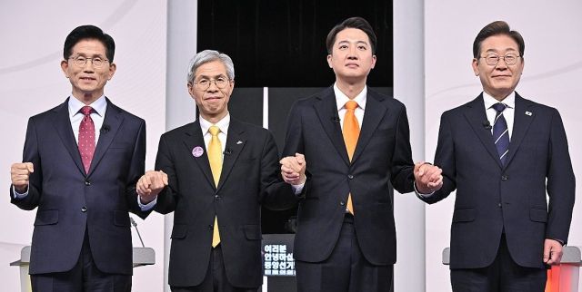 국민의힘 김문수(왼쪽부터)·민주노동당 권영국·개혁신당 이준석·더불어민주당 이재명 대선후보가 18일 서울 마포구 상암동 SBS 프리즘센터 스튜디오에서 열린 제21대 대선 1차 후보자 토론회 시작에 앞서 기념촬영을 하고 있다. 연합뉴스