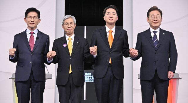 제21대 대통령 선거를 앞두고 18일 열린 첫 TV토론에 나선 왼쪽부터 국민의힘 김문수·민주노동당 권영국·개혁신당 이준석·더불어민주당 이재명 후보. 연합뉴스