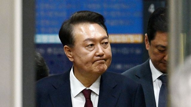 윤석열 전 대통령이 12일 서울 서초구 중앙지방법원에서 열린 내란 우두머리 혐의, 직권남용 권리행사방해 혐의 사건 3차 공판을 마친 뒤 법정을 나서고 있다. 연합뉴스