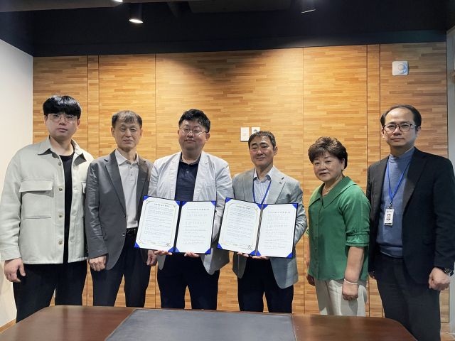 최근 열린 업무협약식에서 (왼쪽부터)표동준 홍보이사, 이부원 홍보이사, 최한수 회장, 김현 행정원장, 조명순 본부장, 박정현 총괄부장이 기념 사진을 찍고 있다. 의료법인 정강의료재단 제공