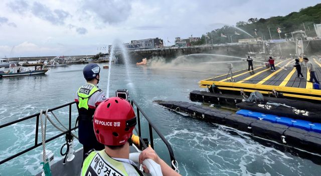 지난 16일 충남 태안군 삼길포항 일대에서 합동훈련팀이 모의 화재선박 소화훈련을 진행하고 있다. 평택해양경찰서 제공
