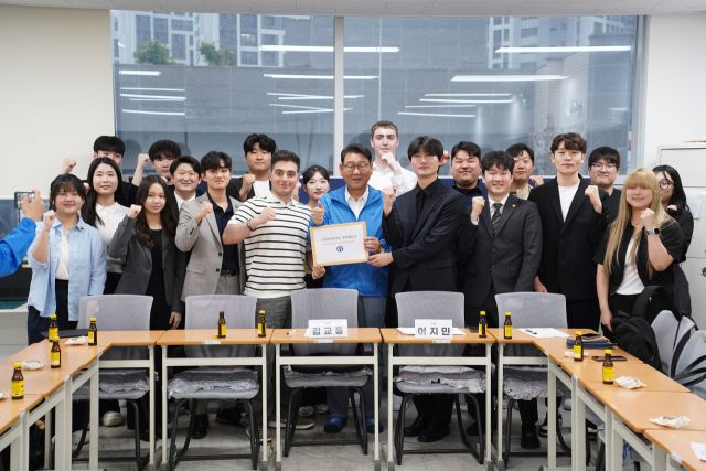 더불어민주당 ‘골목골목 선대위’의 인천 위원장을 맡은 김교흥 국회의원(인천 서구갑)이 ㈔인천청년청과 경청간담회를 하고 기념촬영을 하고 있다. 김교흥 의원실 제공