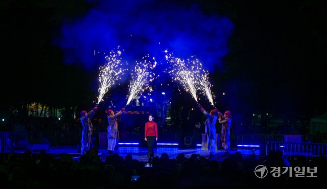 2025 수원연극축제 마지막 날인 18일 오후 수원특례시 권선구 경기상상캠퍼스에서 마지막 공연인 예술불꽃화랑의 '불의 정원'이 멋진 폭죽과 함께 이틀간의 축제를 마무리하고 있다. 윤원규기자
