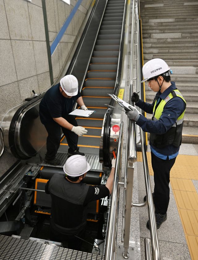 19일 인천 부평역에서 인천교통공사 직원들이 에스컬레이터 손잡이와 동작상태 등에 대한 집중 점검을 하고 있다. 인천교통공사는 인천도시철도 1, 2, 7 호선 전역사 614대의 에스컬레이터를 대상으로 특별 안전 점검을 시행한다. 조병석 기자