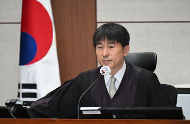 지귀연 부장판사가 지난 4월 21일 서울 서초구 서울중앙지법에서 열린 윤석열 전 대통령 내란 우두머리 혐의 형사재판 2차 공판에서 취재진들의 퇴장을 명령하고 있다. 연합뉴스