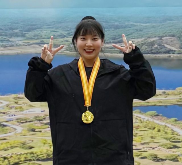 제2회 양구국토정중앙배 전국역도대회 여자 일반부 71㎏급서 인상, 용상, 합계를 석권해 3관왕에 오른 박민영. 평택시청 제공