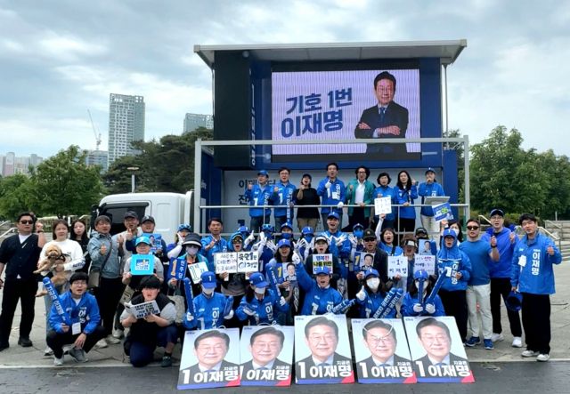 더불어민주당 인천시당 선대위가 ‘이재명 후보’ 유세를 펼치고 기념촬영을 하고 있다. 경기일보DB