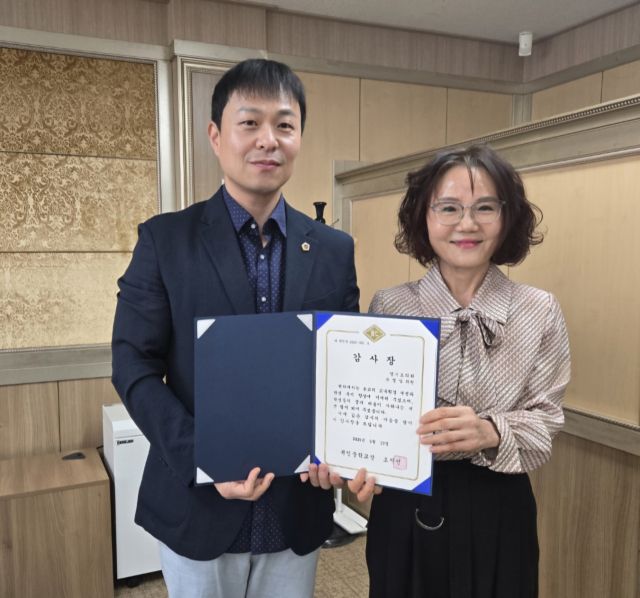 국민의힘 유영일 경기도의회 의원이 19일 안양 귀인중학교로부터 감사장을 수상했다. 경기도의회 제공.