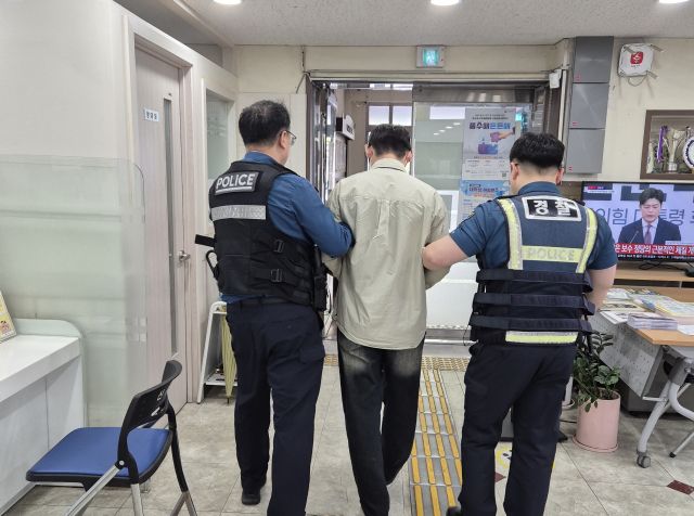 인천 중구 신포동 행정복지센터 직원들과 중부경찰서 하인천지구대 경찰관들이 특이 민원 대응 모의훈련을 하고 있다. 인천 중구 제공