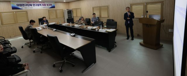 19일 인천 동구의회 의원연구단체인 ‘제물포구 출범 준비 정책 연구회’의 연구용역 최종 발표회에서 윤재실 대표의원 등이 기초의원 정수 확대에 대해 논의하고 있다. 동구의회 제공