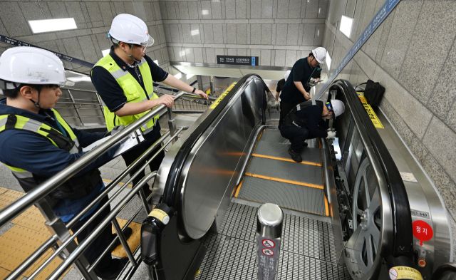 19일 인천 부평역에서 인천교통공사 직원들이 에스컬레이터 손잡이와 동작상태 등에 대한 집중 점검을 하고 있다. 인천교통공사는 인천도시철도 1, 2, 7 호선 전역사 614대의 에스컬레이터를 대상으로 특별 안전 점검을 시행한다. 조병석 기자