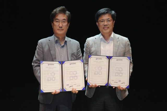 최근 김혁수 용인문화재단 대표이사(왼쪽)와 정재연 (사)춘천마임축제 이사장이 업무협약식을 진행하고 기념촬영을 하고 있다. 용인문화재단 제공