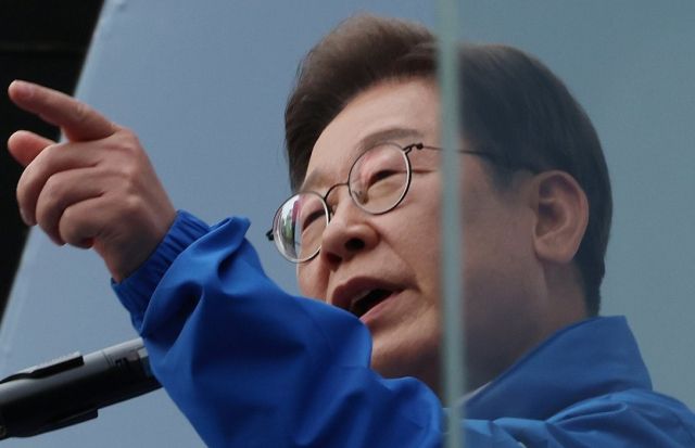 19일 서울 영등포구 타임스퀘어에서 열린 유세에서 방탄유리가 설치된 유세차에 올라 지지를 호소 중인 이재명 더불어민주당 대선 후보. 연합뉴스