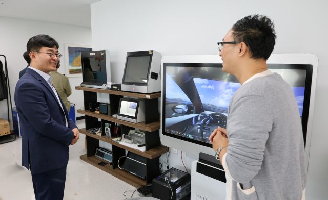 김현곤 경기도경제과학진흥원장이 19일 고양에 있는 경기창업혁신공간에서 현장 간부회의를 진행했다. 경과원 제공