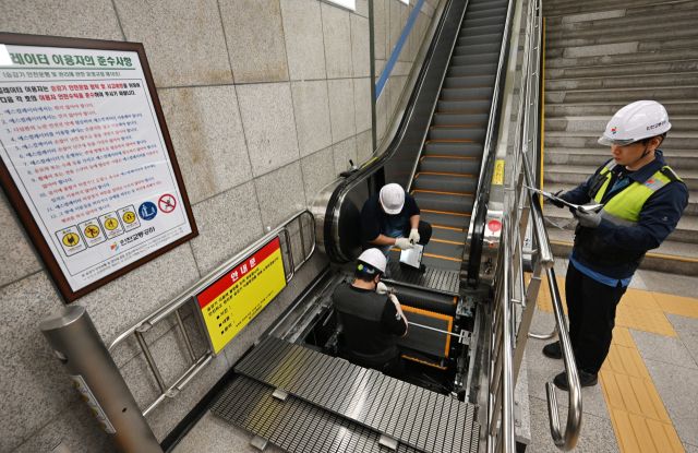 19일 인천 부평역에서 인천교통공사 직원들이 에스컬레이터 손잡이와 동작상태 등에 대한 집중 점검을 하고 있다. 인천교통공사는 인천도시철도 1, 2, 7 호선 전역사 614대의 에스컬레이터를 대상으로 특별 안전 점검을 시행한다. 조병석 기자