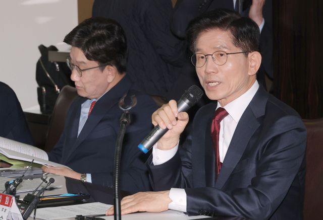 국민의힘 김문수 대선 후보가 19일 서울 중구 부영 태평빌딩에서 열린 대한노인회 간담회에 참석해 인사말을 하고 있다. 연합뉴스