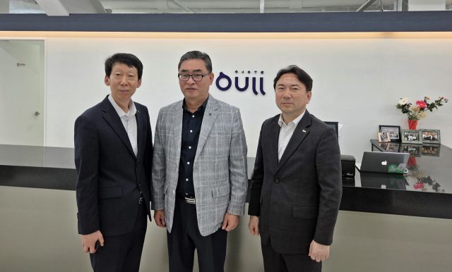 지난 16일 인천 중구 상상플랫폼에서 김상기 인천항만공사 운영부문 부사장과 김창수 어울 회장, 박원근 인천항만공사 물류전략처장이 면담을 마친 뒤 기념촬영을 하고 있다. 인천항만공사 제공
