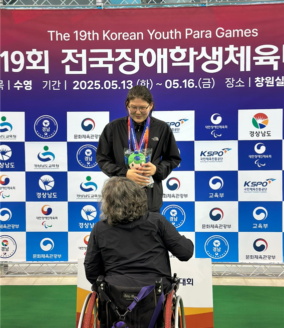 수영의 이하연(지적·인천여중)이 금메달 4개를 목에걸고 기념촬영을 하고 있다. 인천시장애인체육회 제공