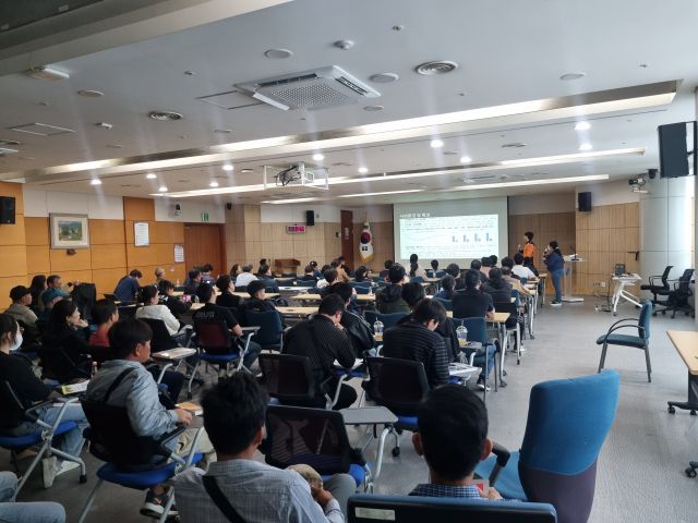 지난 16일 용인시청에서 용인소방서가 농번기를 맞아 급증한 이주노동자를 대상으로 화재안전교육을 실시하고 있다. 용인소방서 제공