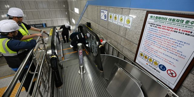 19일 인천 부평역에서 인천교통공사 직원들이 에스컬레이터 손잡이와 동작상태 등에 대한 집중 점검을 하고 있다. 인천교통공사는 인천도시철도 1, 2, 7 호선 전역사 614대의 에스컬레이터를 대상으로 특별 안전 점검을 시행한다. 조병석 기자
