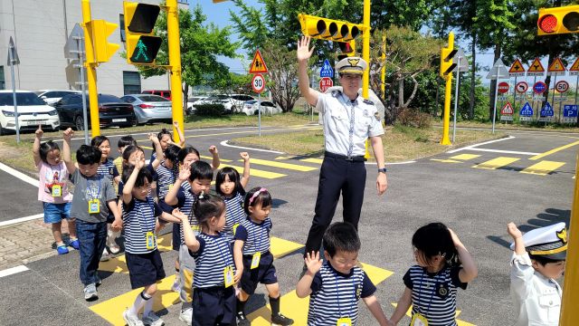 19일 안성경찰서가 미래 꿈나무에게 교통 질서의 중요성을 일깨워 주기 위한 프로그램을 운영하고 있다. 안성경찰서 제공