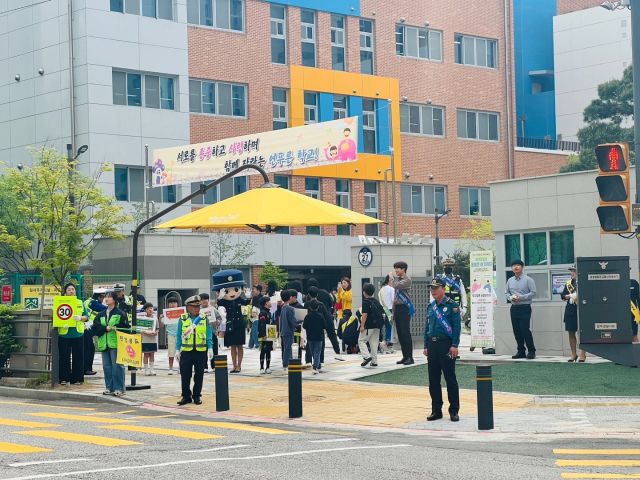 연푸른초교는 학교 정문 앞에서 학생들의 안전한 등굣길 환경 조성을 위한 캠페인을 펼쳤다. 연푸른초교 제공