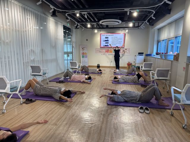 포천 공공산후조리원에서 물리치료사가 파견돼 산모들에게 산후 운동프로그램을 제공하고 있다. 경기도물리치료사회 제공