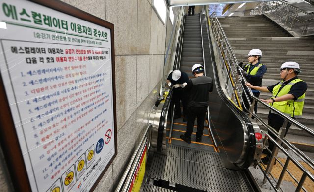 19일 인천 부평역에서 인천교통공사 직원들이 에스컬레이터 손잡이와 동작상태 등에 대한 집중 점검을 하고 있다. 인천교통공사는 인천도시철도 1, 2, 7 호선 전역사 614대의 에스컬레이터를 대상으로 특별 안전 점검을 시행한다. 조병석 기자