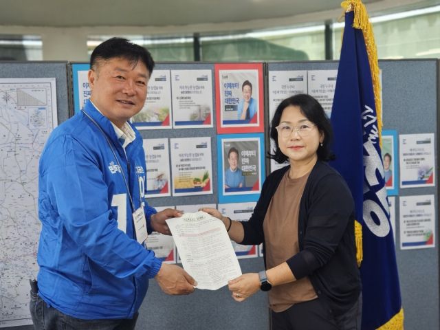 민주당 이천시선거대책위원회 성수석 선대위원장(왼쪽)이 간담회에 참가한 민정임 장애인 인권활동가와 장애 유권자 참정권 보장을 촉구하고 있다. 민주당 이천선거대책위원회 제공