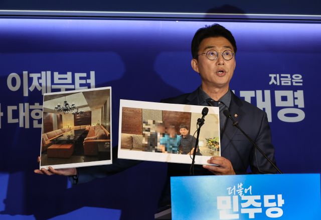 더불어민주당 노종면 선대위 대변인이 19일 서울 여의도 당사에서 "윤석열 전 대통령의 내란 혐의 사건 재판장인 지귀연 서울중앙지법 부장판사가 유흥업소에서 접대받았다"라는 의혹을 제기하며 관련 사진을 공개하고 있다. 연합뉴스