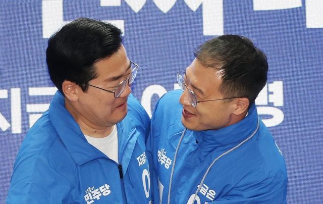 19일 서울 여의도 더불어민주당 당사에서 열린 중앙선거대책위원회에서 박찬대 대표 직무대행 겸 원내대표가 국민의힘을 탈당한 뒤 민주당에 입당한 김상욱 의원을 환영하고 있다. 연합뉴스