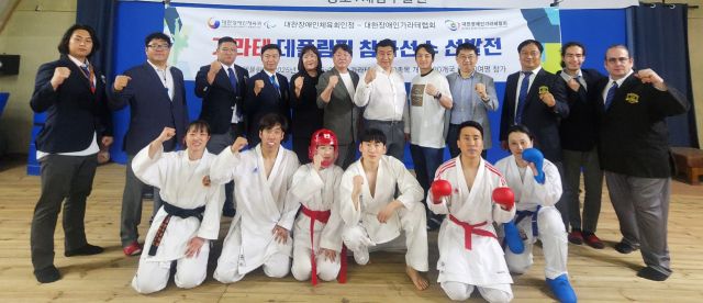 17일 용인 소재 재남무술원 본부도장에서 열린 가라테 데플림픽 참가선수 2차 선발전에 참가한 선수 등 관계자들이 기념촬영을 하고 있다. 대한장애인가라테협회 제공