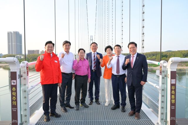 송석준 국회의원과 이충우 여주시장, 전진선 양평군수, 김경희 이천시장, 주광덕 남양주시장, 백경현 구리시장 등이 여주 남한강 출렁다리에서 기념촬영을 하고 있다. 여주시 제공