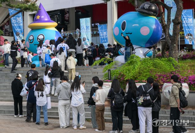 2일 오후 수원KT위즈파크에서 열린 '봉공위즈데이'를 찾은 kt wiz와 키움 히어로즈 야구팬들이 다양한 이벤트에 참여하고 있다. 경기도와 KT위즈가 어린이날·어린이 주간을 기념해 이날부터 오는 4일 까지 수원KT위즈파크에서 '봉공위즈데이'를 연다. 이번 행사에서는 대형 봉공이을 배경으로 사진 촬영, 인공지능 사진존 운영, 경기도민증 제작 등 다양한 이벤트가 진행된다.