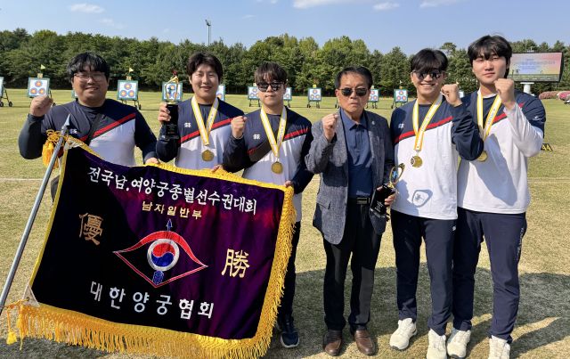 남자 일반부 단체종합서 8년 만에 대회 정상에 오른 코오롱엑스텐보이즈 서오석 감독과 선수단.코오롱 제공