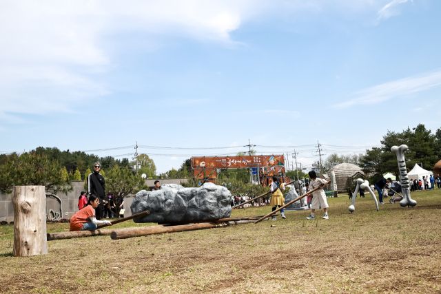 연천군이 2일 전곡리 유적지 일원에서 ‘2025 제32회 연천 구석기축제’를 열고 있다. 연천군 제공