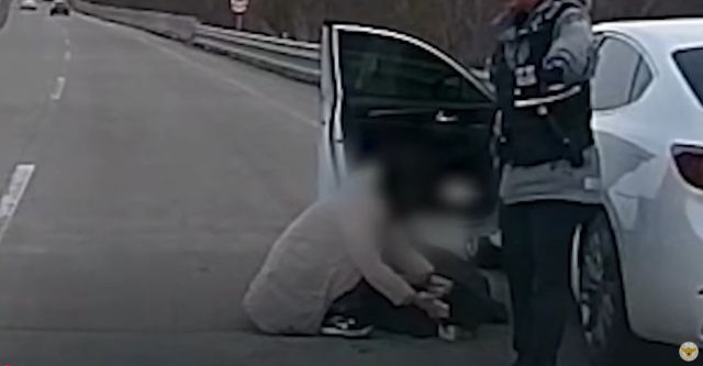 지난 4월13일 고양시의 한 자동차 전용도로에서 한 여성이 심장 고통을 호소하며 쓰러진 남편 A씨를 븥잡고 울고 있다. 현장에 도착한 경찰은 신속히 A씨를 병원으로 이송했다. 경찰청 유튜브 갈무리
