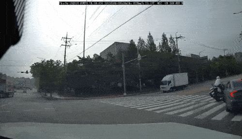 오선 부산동 음주운전 후 경찰 사이드카 충돌사고 현장. 연합뉴스