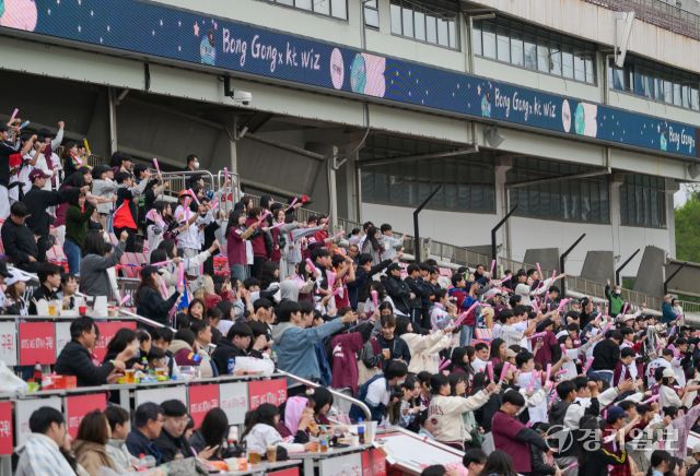 '봉공위즈데이'가 열린 2일 오후 수원KT위즈파크에서 kt wiz와 키움 히어로즈의 경기가 진행되고 있다. 경기도와 KT위즈가 어린이날·어린이 주간을 기념해 이날부터 오는 4일 까지 수원KT위즈파크에서 '봉공위즈데이'를 연다. 이번 행사에서는 대형 봉공이를 배경으로 사진 촬영, 인공지능 사진존 운영, 경기도민증 제작 등 다양한 이벤트가 진행된다