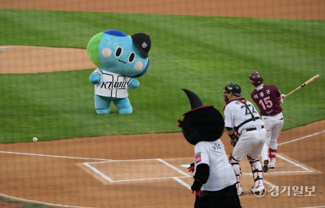 '봉공위즈데이'가 열린 2일 오후 수원KT위즈파크에서 kt wiz와 키움 히어로즈의 경기에서 봉공이가 시투를 하고 있다. 경기도와 KT위즈가 어린이날·어린이 주간을 기념해 이날부터 오는 4일 까지 수원KT위즈파크에서 '봉공위즈데이'를 연다. 이번 행사에서는 대형 봉공이를 배경으로 사진 촬영, 인공지능 사진존 운영, 경기도민증 제작 등 다양한 이벤트가 진행된다.