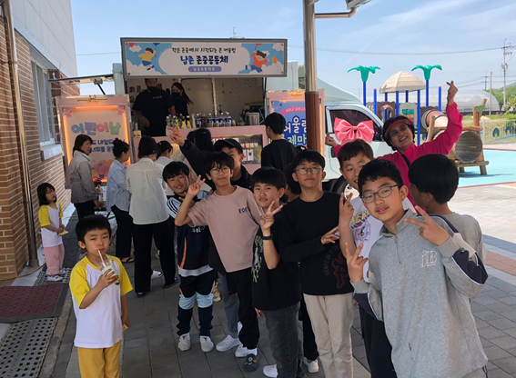 용인 처인구 남사읍 남촌초등학교에서 열린 상호존중 어울림 놀이마당에서 참여한 학생들이 즐거운 시간을 보내고 있다. 남촌초등학교 제공