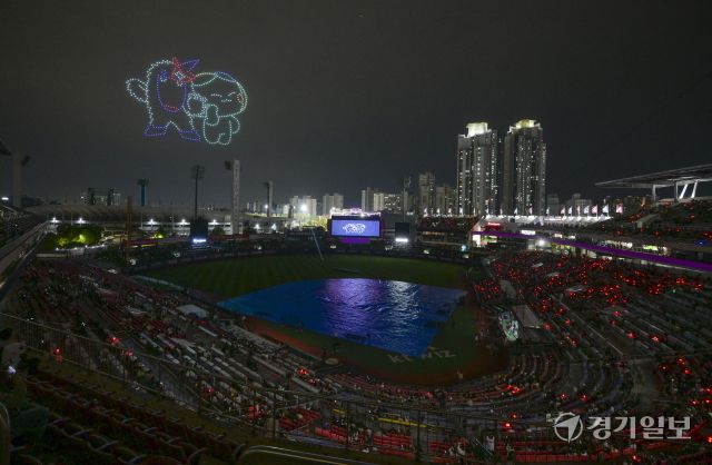 '봉공위즈데이'가 열린 2일 오후 수원KT위즈파크에서 kt wiz와 키움 히어로즈의 경기 후 대형 드론쇼가 진행되고 있다.