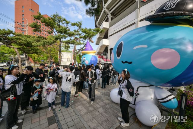 2일 오후 수원KT위즈파크에서 열린 '봉공위즈데이'를 찾은 kt wiz와 키움 히어로즈 야구팬들이 다양한 이벤트에 참여하고 있다. 경기도와 KT위즈가 어린이날·어린이 주간을 기념해 이날부터 오는 4일 까지 수원KT위즈파크에서 '봉공위즈데이'를 연다. 이번 행사에서는 대형 봉공이를 배경으로 사진 촬영, 인공지능 사진존 운영, 경기도민증 제작 등 다양한 이벤트가 진행된다.