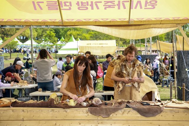 연천군이 2일 전곡리 유적지 일원에서 ‘2025 제32회 연천 구석기축제’를 열고 있다. 연천군 제공