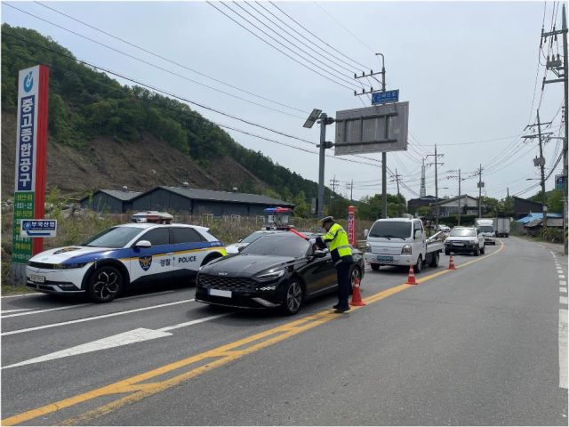 경찰이 남양주시 화도읍의 한 도로에서 음주운전 단속을 실시하고 있다. 경기북부경찰청 제공