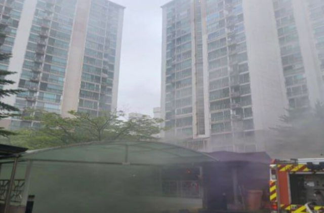 1일 오후 용인시 수지구의 한 아파트 단지 지하주차장에서 화재가 발생해 연기가 가득 찬 모습. 경기도소방재난본부 제공