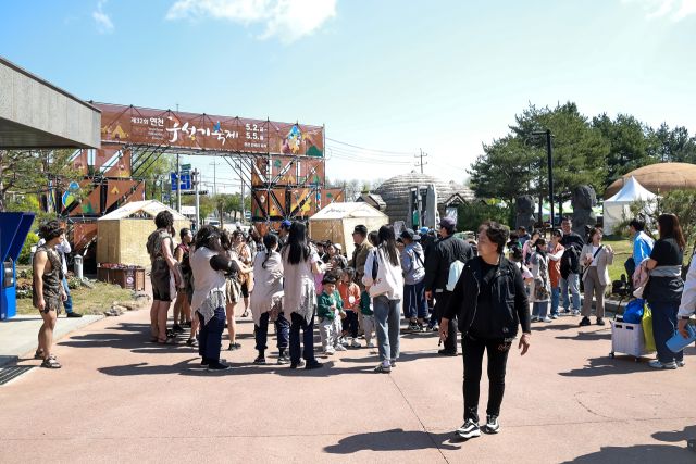 연천군이 2일 전곡리 유적지 일원에서 ‘2025 제32회 연천 구석기축제’를 열고 있다. 연천군 제공